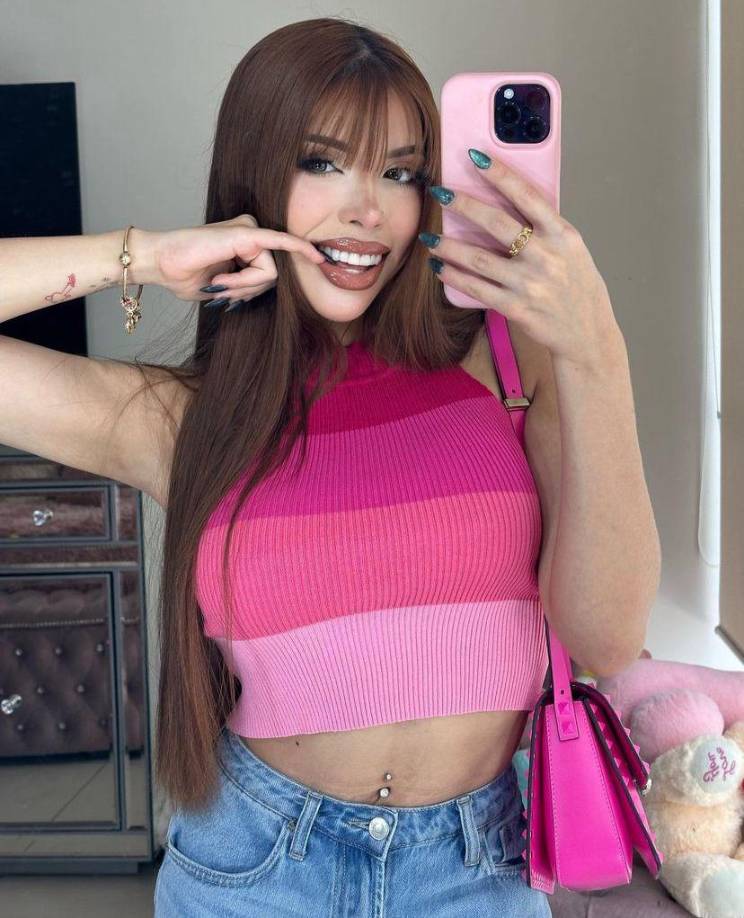 “Muchos me han criticado mis outfits y no soportaron, le mandaron mensaje a mi escuela para que me saquen por mi vestimenta”, publicó Yeri luego de enterarse de lo que estaba provocando.