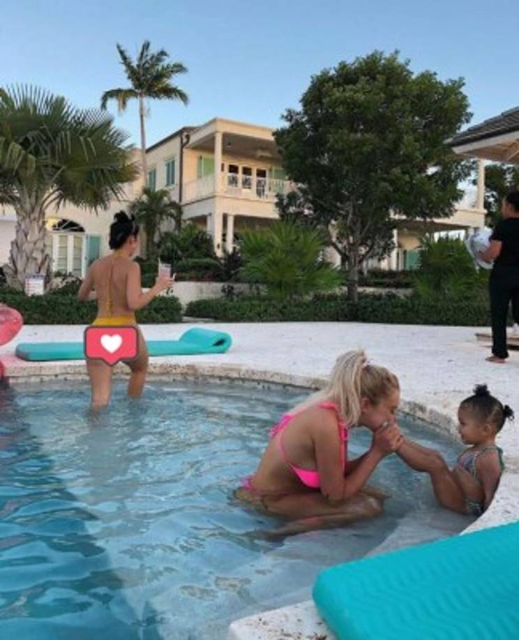 En el perfil de Anastasia se pueden encontrar estos días varias imágenes en las que aparece con Kylie o jugando con su hija Stormi en la última escapada a las islas Turcas y Caicos.