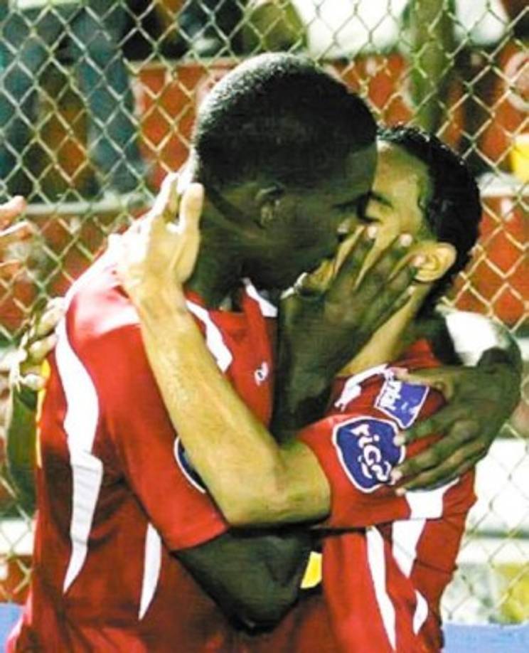 En la Liga Nacional de Honduras, los defensores hondureños Bryan Beckeles y Orlin Peralta se vieron envuelto en una polémica en su etapa en el Vida fueron captados de esta manera. 'Lo que pasa es que ése es el ángulo que da la cámara', dijo luego Beckeles que ahora juega en Necaxa.