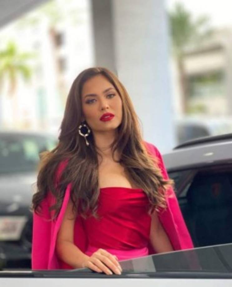 Andrea habla muy bien el inglés y creó una marca de ropa deportiva llamada Amaw.