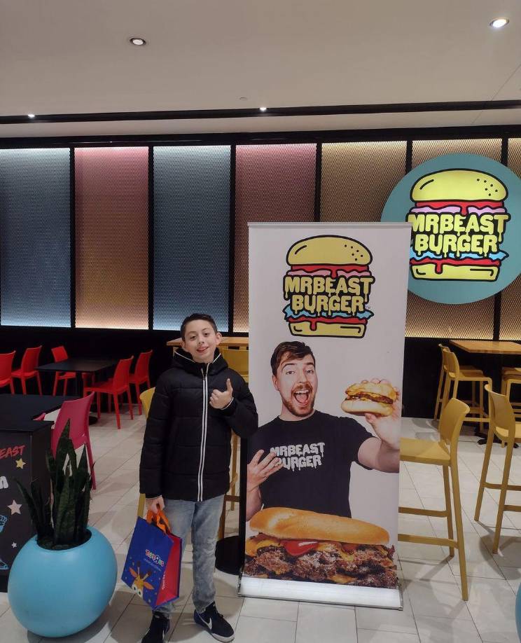 Ese mismo año, ingresó a la industria alimentaria al abrir la cadena de restaurantes MrBeast Burger. Sus restaurantes están disponibles en más de 1,000 ubicaciones en los Estados Unidos y Reino Unido.