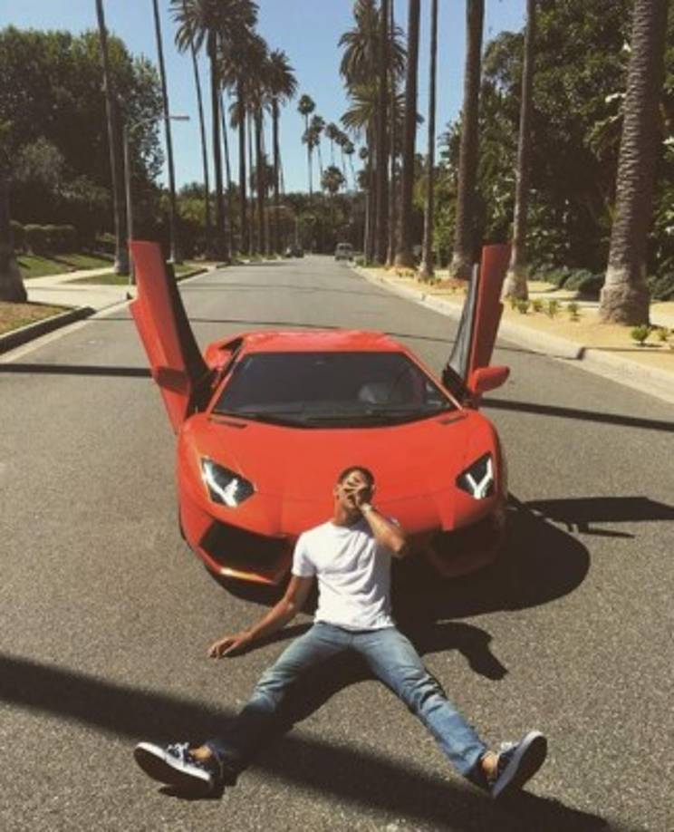 Tiene un gusto particular por los autos, además de la ropa y el gimnasio. Siempre ciuda su figura para lucir bello en la pasarela.