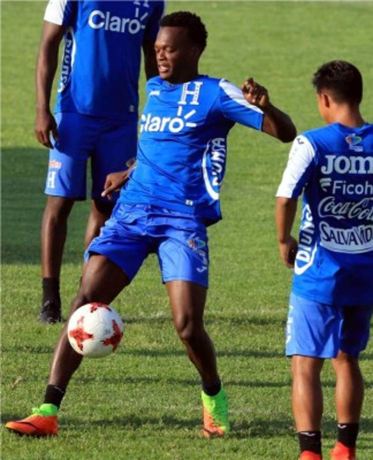 Pinto causa sorpresa al incluir al motagüense Félix Crisanto desde el arranque del partido en el carril derecho.