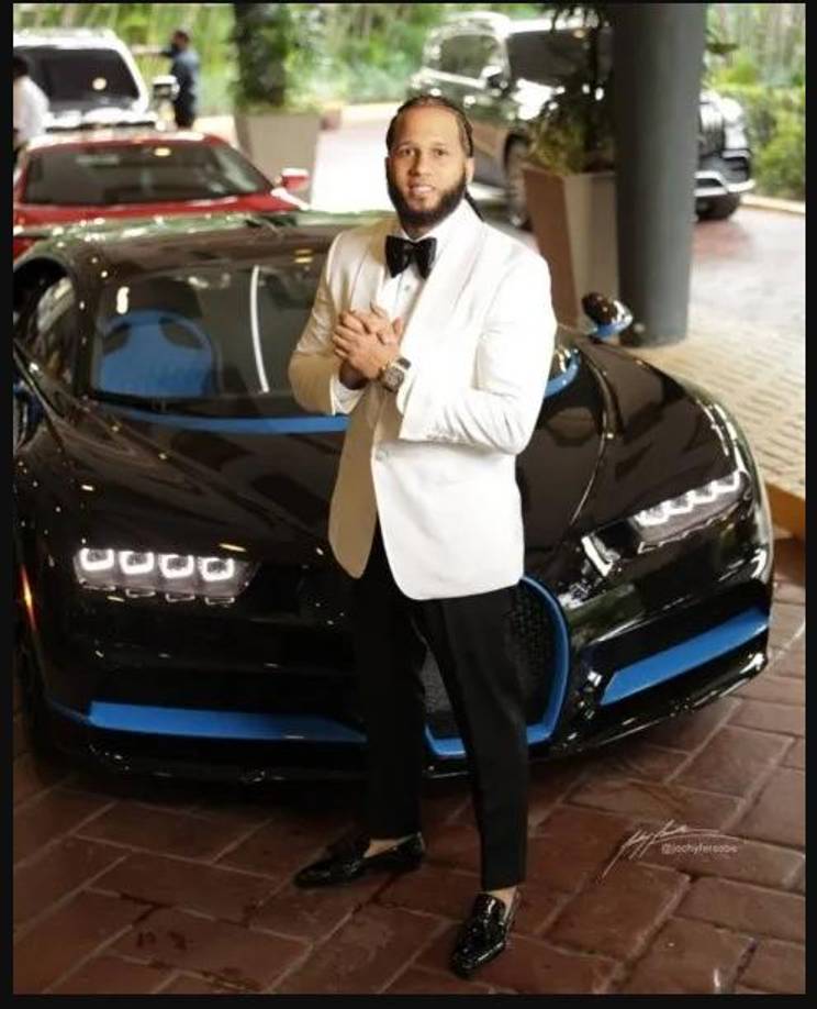 La ceremonia se celebró en un lujoso hotel de República Dominicana, a donde la familia llegó en un Bugatti Chiron Super Sport. 
