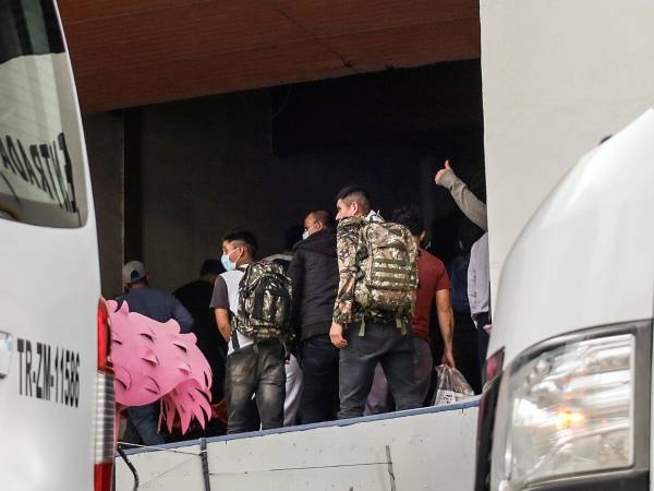 Migrantes deportados son trasladados a albergues en el puerto fronterizo de El Chaparral en Tijuana (México). Imagen de archivo.