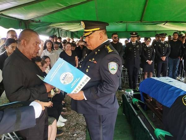 “Mi hijo cayó en una trampa”. Con esa contundente frase, el padre del comisario póstumo <b>Lester Josué Amador Herrera</b> expresó su dolor e indignación tras la muerte de su hijo durante el operativo ocurrido en Corinto, Omoa, Cortés,.