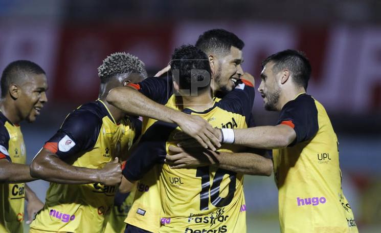 Juan Pablo Montes celebrando su gol que le dio la victoria al Real España ante Vida.