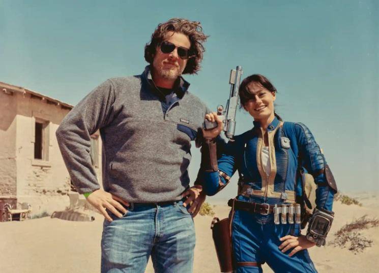 La serie, a cargo de Jonathan Nolan, promete ser un hito en la adaptación de videojuegos a la pantalla, siguiendo el éxito de ‘The Last of Us‘. Con una estética retrofuturista y un humor negro que captura fielmente el espíritu de los juegos, ‘Fallout’ se prepara para ofrecernos una exploración existencialista del yermo postnuclear. 