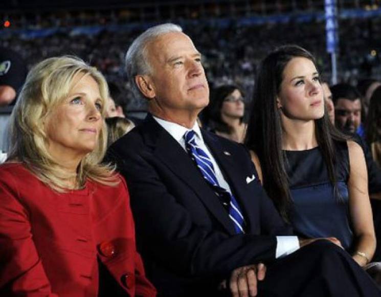 Biden conoció a su segunda esposa, la profesora Jill Jacobs, en 1975, y se casaron dos años después. Tienen una hija, Ashley, quien tampoco ha escapado a los escándalos.