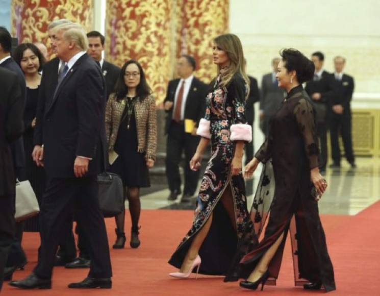 Los medios estadounidenses han cuestionado que muchas veces muestra más confianza en sí misma durante sus viajes al exterior. En China, se ganó los halagos por su estilismo.