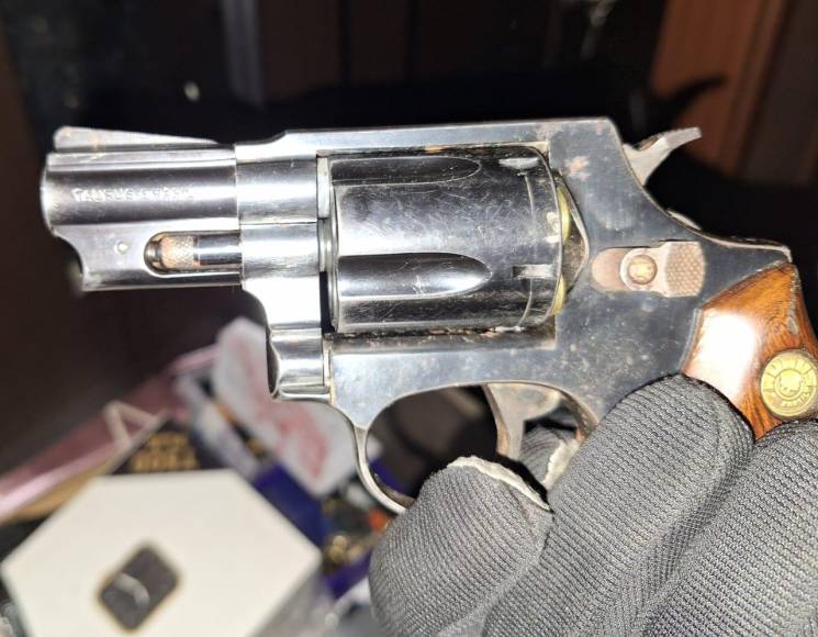 También, un revolver 357 y una computadora.