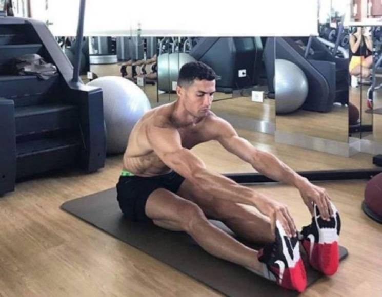 Hace unos días, Cristiano Ronaldo compartió en sus redes sociales la imagen en la que se le nota estirando y realizando ejercicios en casa. El crack luso siempre se ha caracterizado por ser un profesional y cuidar su cuerpo al máximo