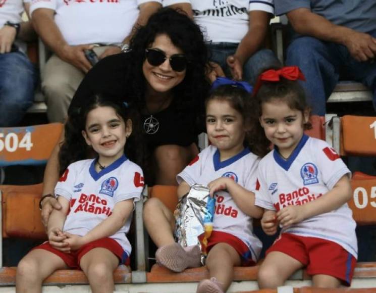 La esposa del olimpista Matías Garrido, Laura Lozano y sus hijas disfrutaron de la goleada del Olimpia.