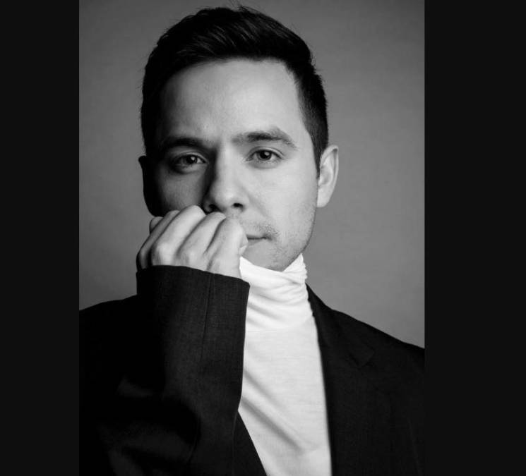 Poco después, David Archuleta canceló su compromiso y en junio de 2021 reveló que es parte de la comunidad LGBTQ. Sin embargo, desde entonces, ha luchado con una “crisis de fe”, dice Archuleta, “eso prácticamente ha sacudido mi mundo”. Reprimir su sexualidad le había pasado factura y, en su peor momento, dice que pensó en quitarse la vida debido a la doctrina de la iglesia: “Pensé que sería una mejor opción terminar con mi vida”.