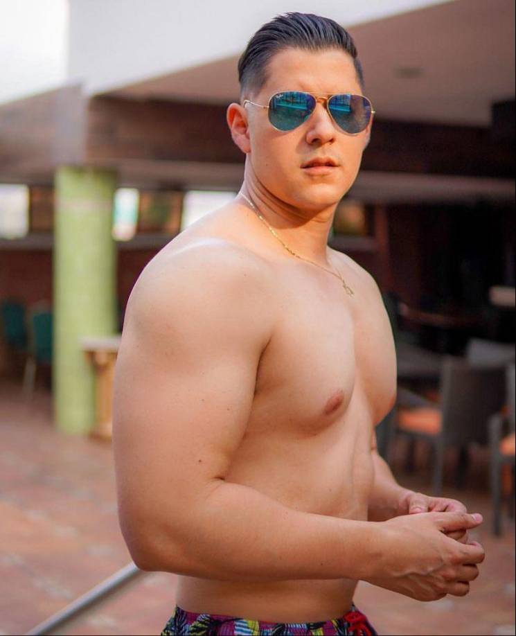 Asimismo tiene una carrera como modelo. 