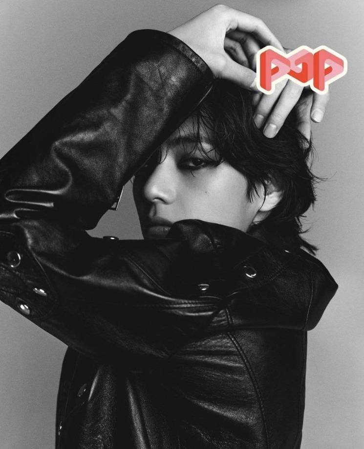 El tan esperado disco de Taehyung del grupo surcoreano se lanzará el 8 de septiembre y ARMY, como se autodenomina el fandom de BTS, han recibido esta semana buenas noticias del séptimo integrante en lanzarse como solista. En sus historias de Instagram el cantante ha compartido fotos de las portadas y sesiones fotográficas de las revistas The Pop Magazine, Arena Homme Korea y W Korea.