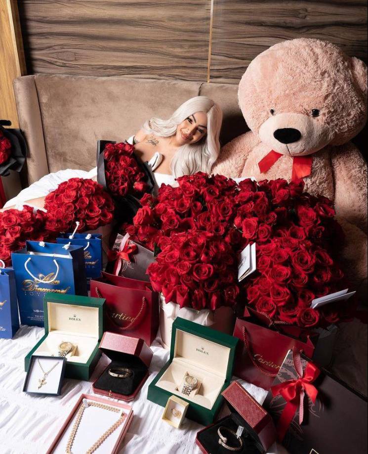 Pues fue sorprendida con muchas rosas, chocolates y joyas. 