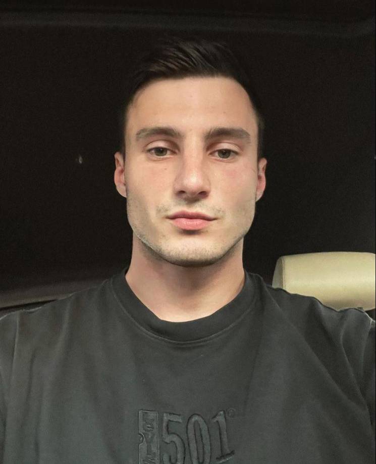 Pero ahora el portal ‘ThePopTingz’ señaló que “Ricky Martin enfrenta acusaciones de infidelidad, ya que se afirma que traicionó a su esposo, Jwan Yosef, al tener una aventura con el actor porno Max Barz”.