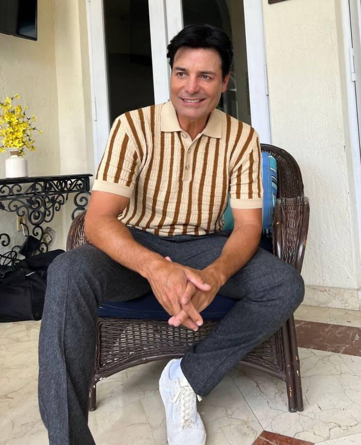 Y por primera vez en su carrera, el puertorriqueño ha participado en la composición de las nueve canciones de “Bailemos otra vez”, tan diversas como las edades de su público. “He visto hasta cuatro generaciones, y creo que viene una quinta”, señaló con humor. El artista se mantiene vigente en sus redes sociales donde roba suspiros a sus miles de seguidoras.