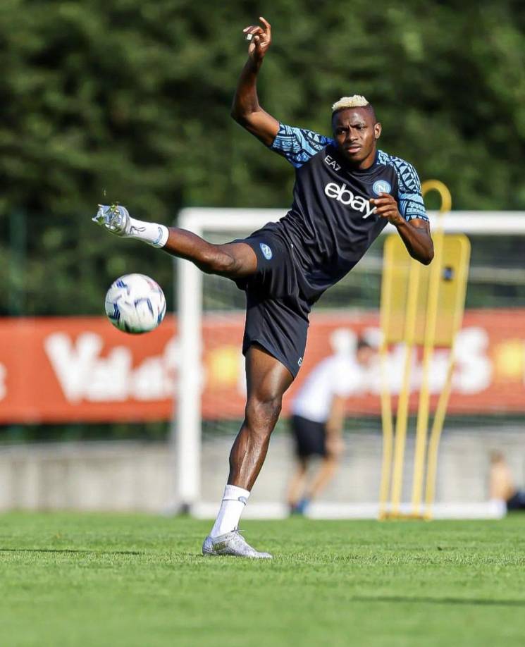 Informa L’Equipe, que el Al-Hilal está listo para iniciar negociaciones para tratar de convencer a Víctor Oshimen de que vaya a Arabia Saudita, esto tras el no de Mbappé.