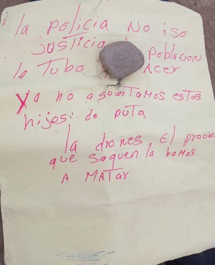 Encima de su cuerpo, sus asesinos le colocaron este cartel en el que aseguraban que habían hecho justicia porque “ya no aguantan” a los ladrones.