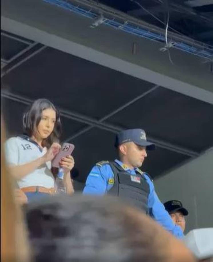 Durante el partido, Elvir, quien estaba en un palco del estadio, se vio envuelta en una polémica tras hacer un gesto con su dedo a un grupo de aficionados que coreaba la frase “no volverán”. 