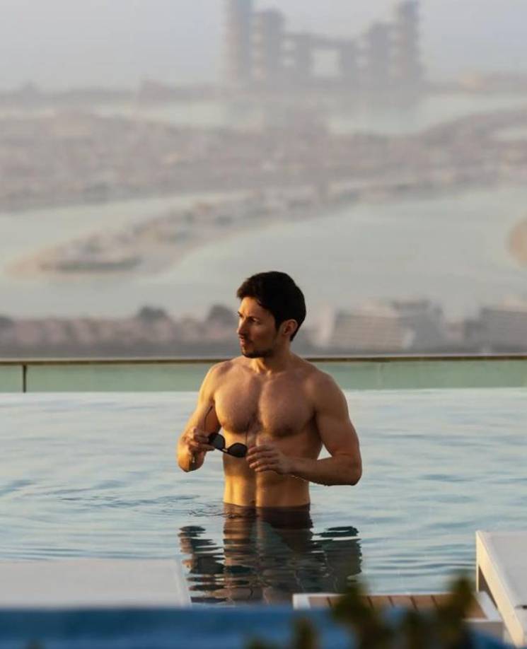 En sus redes sociales, el joven multimillonario, radicado en Dubái, presume su lujoso estilo de vida.
