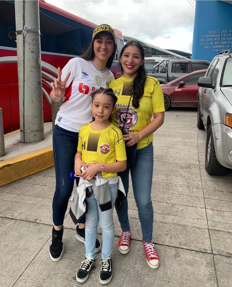 Llegaron juntas y disfrutan juntas el partido entre Olimpia y Génesis.