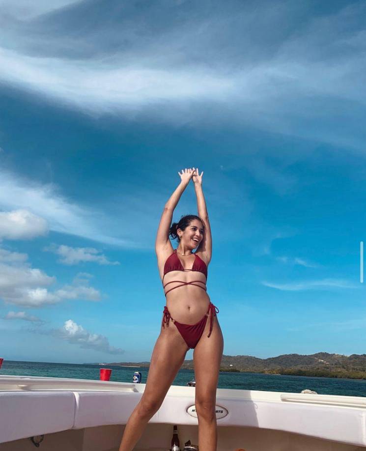 Particularmente, la hermosa jovencita publica imágenes disfrutando de la playa y tomando el sol en diminutos trajes de baño. 