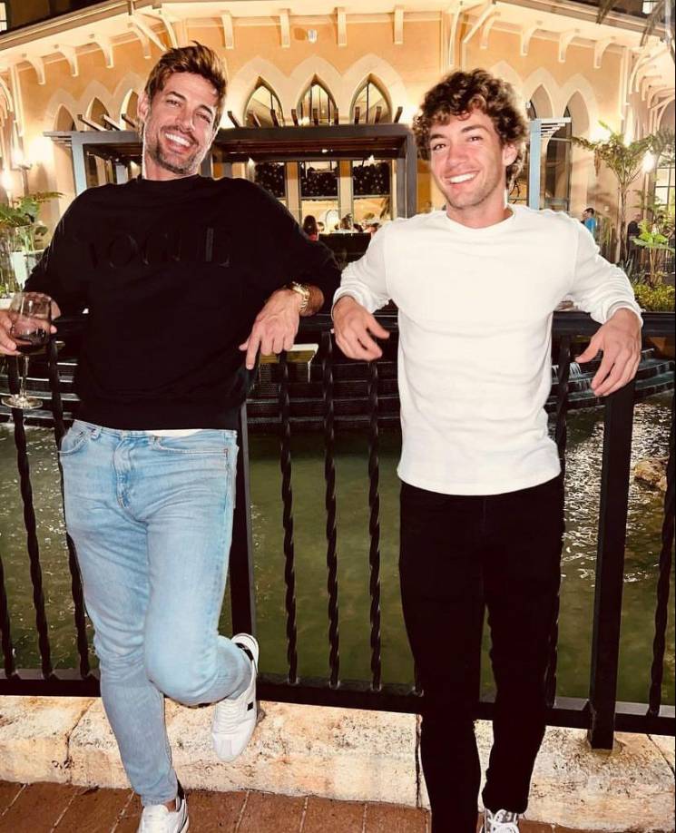 Recientemente el joven ha compartido esta fotografía junto a su padre. 