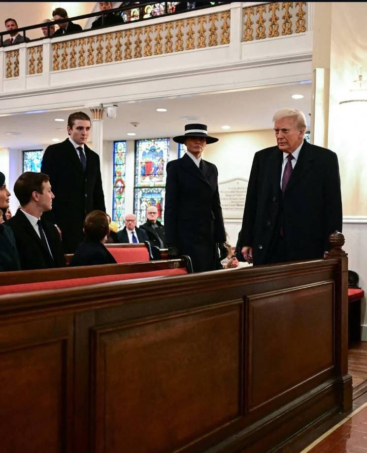 Este atuendo contrasta notablemente con la elección de Melania en la primera investidura de su marido, cuando optó por un diseño en color azul celeste de Ralph Lauren que emulaba a Jackie Kennedy.