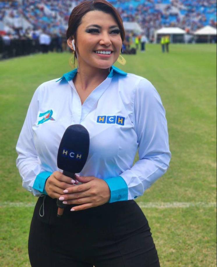 ”Gracias a todos por sus comentarios sobre mi vestido, me alegra que les haya gustado. Los que opinan sin saber respeto su opinión igual”, inició diciendo. 