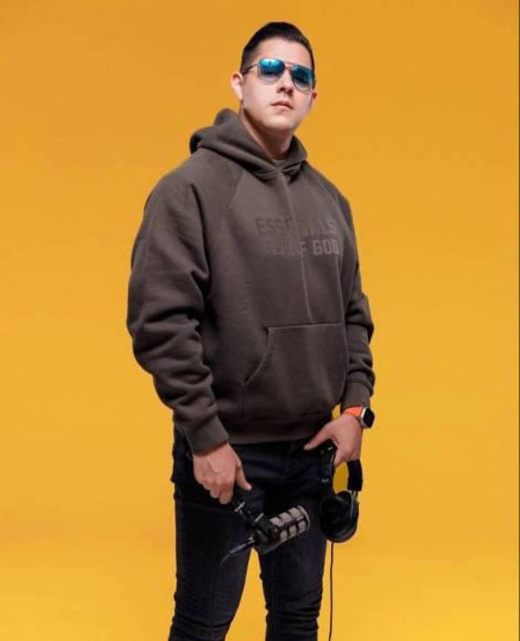 ’JD’ contestó que hay varias presentadores que tienen las cualidades que a él le gustan, pero las ve sólo como unas amigas y les tiene mucho aprecio “porque las conozco desde hace tiempo”.