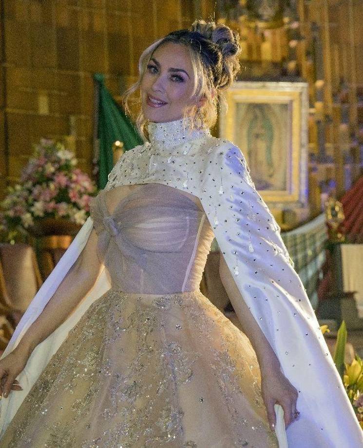 La actriz y cantante Aracely Arámbula optó por un look al estilo de princesa de cuento de hadas con este modelo dorado con brillo y capa blanca, creado por la diseñadora Katia Fontini. 