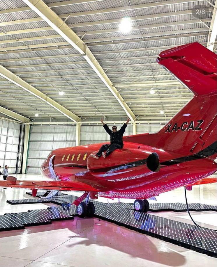 Es ahora que el músico originario de Culiacán, ha podido compartir sus riquezas y lujos en su vida, cosa que hace un par de años era completamente diferente, cuando su situación económica no era la mejor, ya que para poder sostenerse, se dedicaba a vender ropa en un tianguis.