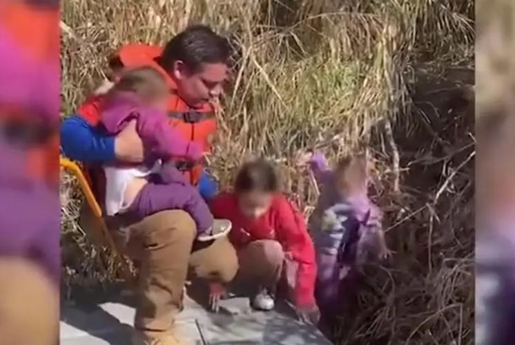 Rescatan a tres niñas migrantes en el Río Bravo