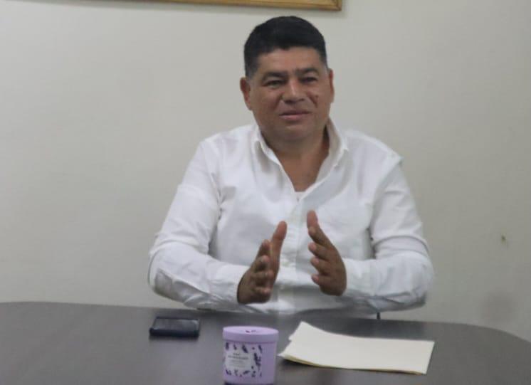 Ricardito Pérez, líder de la zona de la margen izquierda, pidió prontitud en la reparación de la calle.