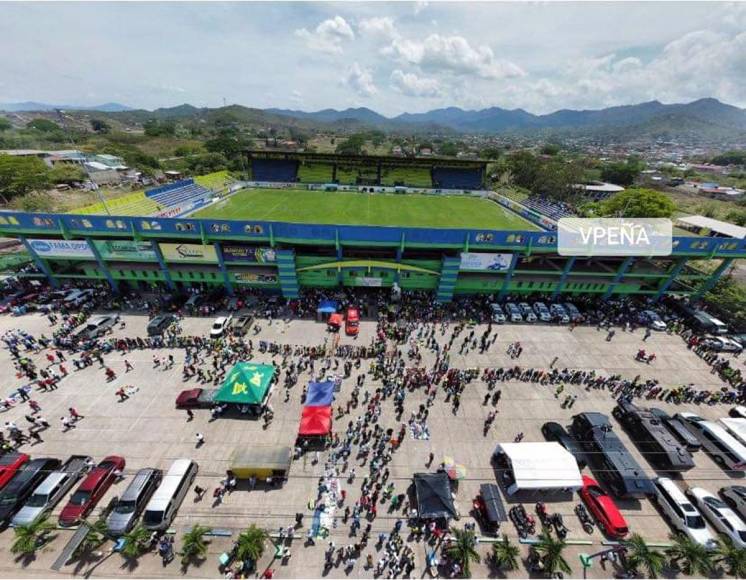 Imagen aérea de las enormes filas de los aficionados para ingresar al estadio Juan Ramón Brevé Vargas de Juticalpa.