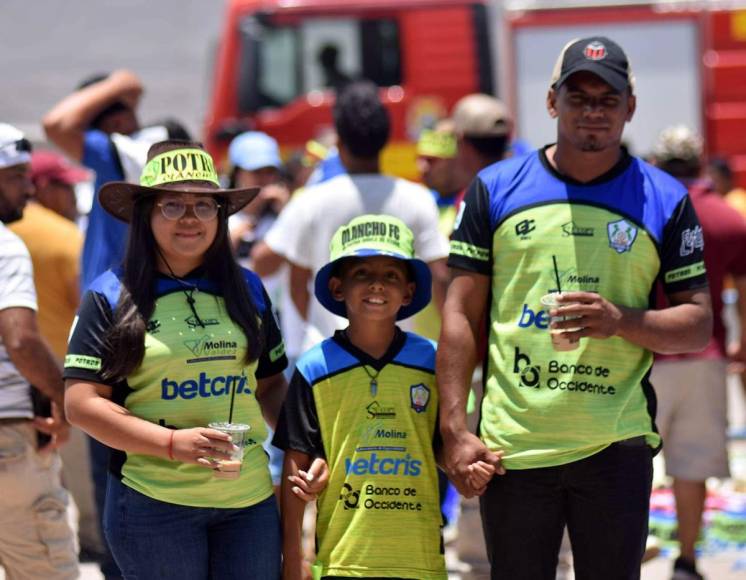 Las imágenes más curiosas del ambiente de la final Olancho-Olimpia