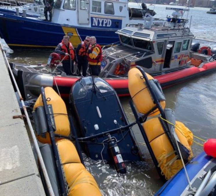 El Servicio de Bomberos de Nueva York afirmó que el piloto 'era el único pasajero' del vehículo accidentado, y señaló que un trabajador del helipuerto también resultó herido leve al ser alcanzado por escombros.