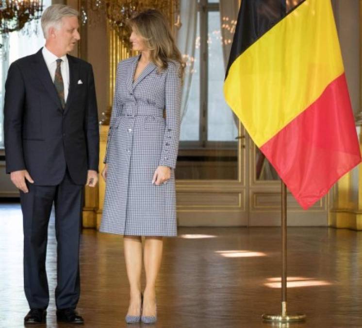 El rey Felipe posa junto a la primera dama estadounidense para el retrato oficial de la visita.