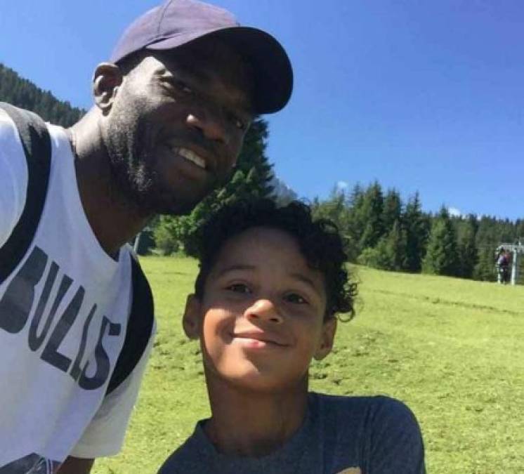 David Suazo la pasa a lo grande y está disfrutando con su familia de Italia. Aquí con uno de sus hijos.