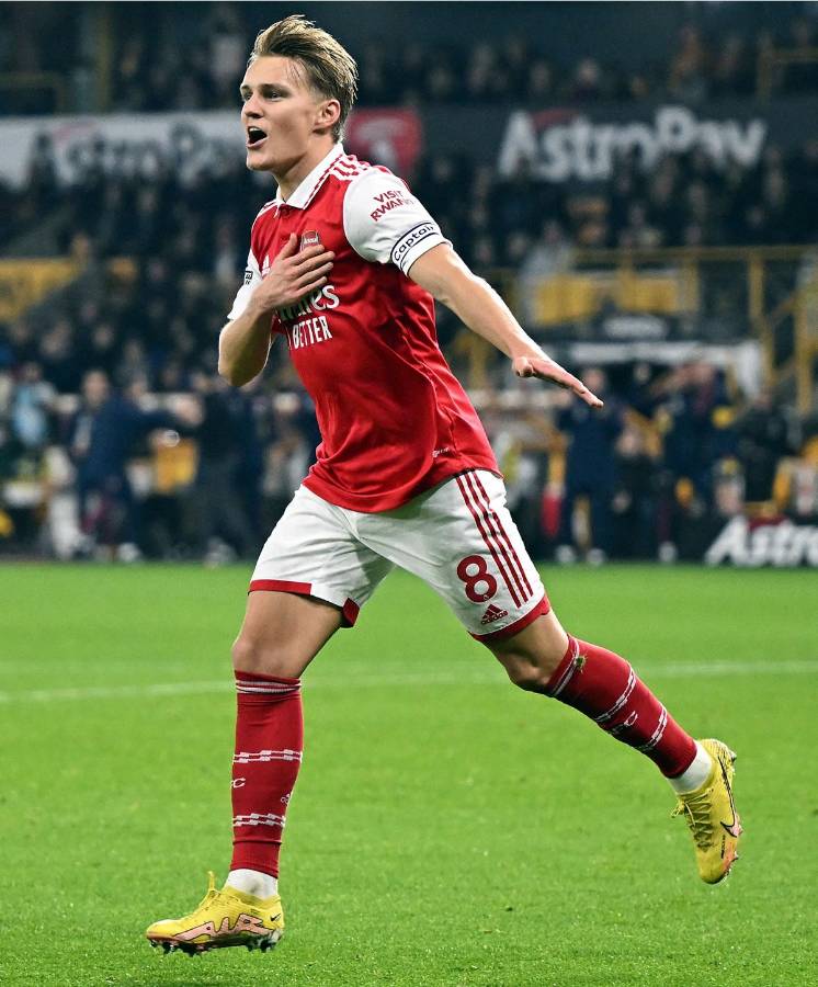 Martin Odegaard llevó al Arsenal al triunfo con sus dos goles frente al Wolwerhampton.
