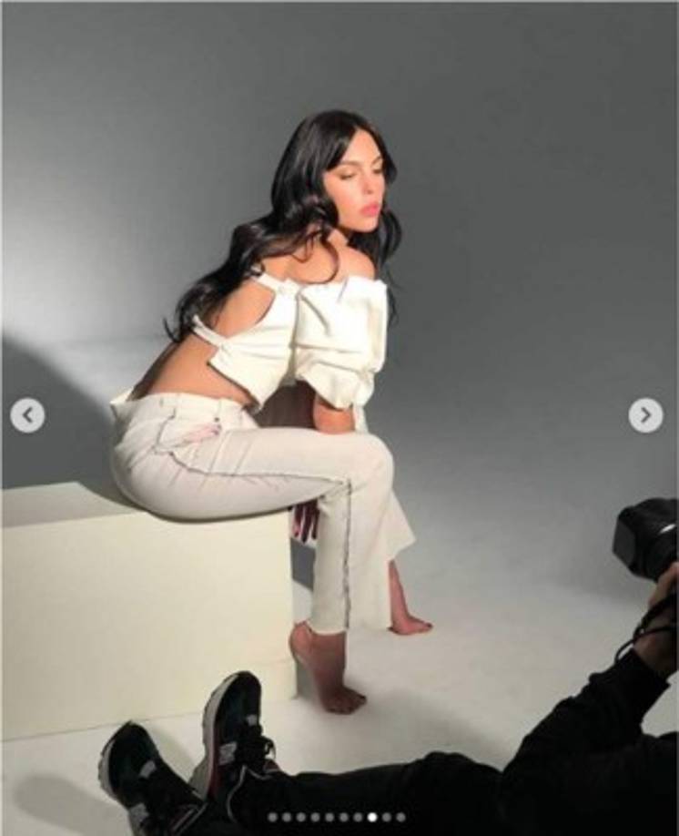 Georgina es de padre argentino y madre española: 'Mi padre es argentino y mi madre es de Murcia. Fueron a Buenos Aires con mi hermana Ivana para que ellas conocieran a la familia de mi padre. Decidieron quedarse un tiempo allí y nací yo. Mi padre intentó convencer a mi madre para vivir en Argentina, pero no lo consiguió y, cuando yo tenía un año, regresaron a Murcia. Después, nos trasladamos a vivir a Jaca'.