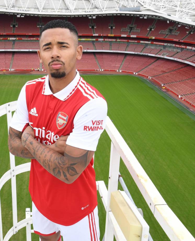 El Arsenal fichó al delantero brasileño Gabriel Jesus, procedente del Manchester City, en una operación por un valor de 45 millones de libras (54 millones dólares) anunciaron los dos clubes de la Premier League.