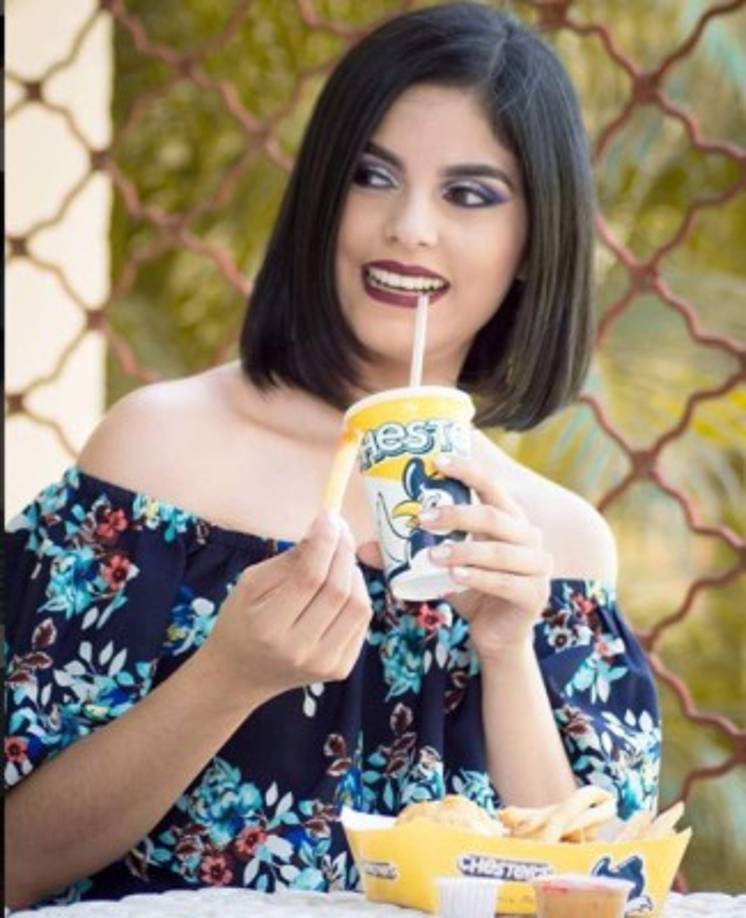 La joven modelo cautiva con su atractivo por donde pasa.<br/>