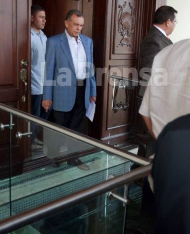 El expresidente Porfirio Lobo Sosa entregó este martes su residencia ubicada en la aldea El Chimbo a la Oficina Administradora de Bienes Incautados (OABI).