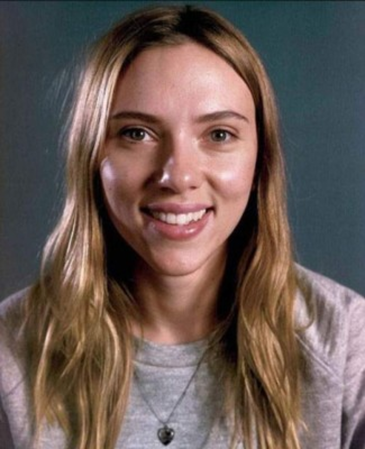 Scarlett Johansson durante la grabación de una película lució sin maquillaje.