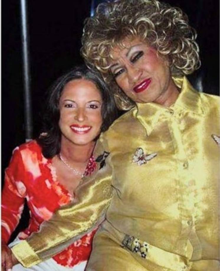 En esta instantánea se ve junto a la 'Reina de la salsa' Celia Cruz.