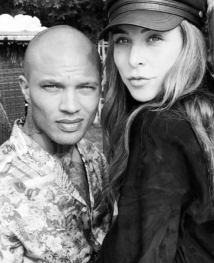 El amor entre ambos, ella de 27años y él de 34 al parecer podría llegar hasta el altar pues en algún momento piensan casarse, según publica una revista.